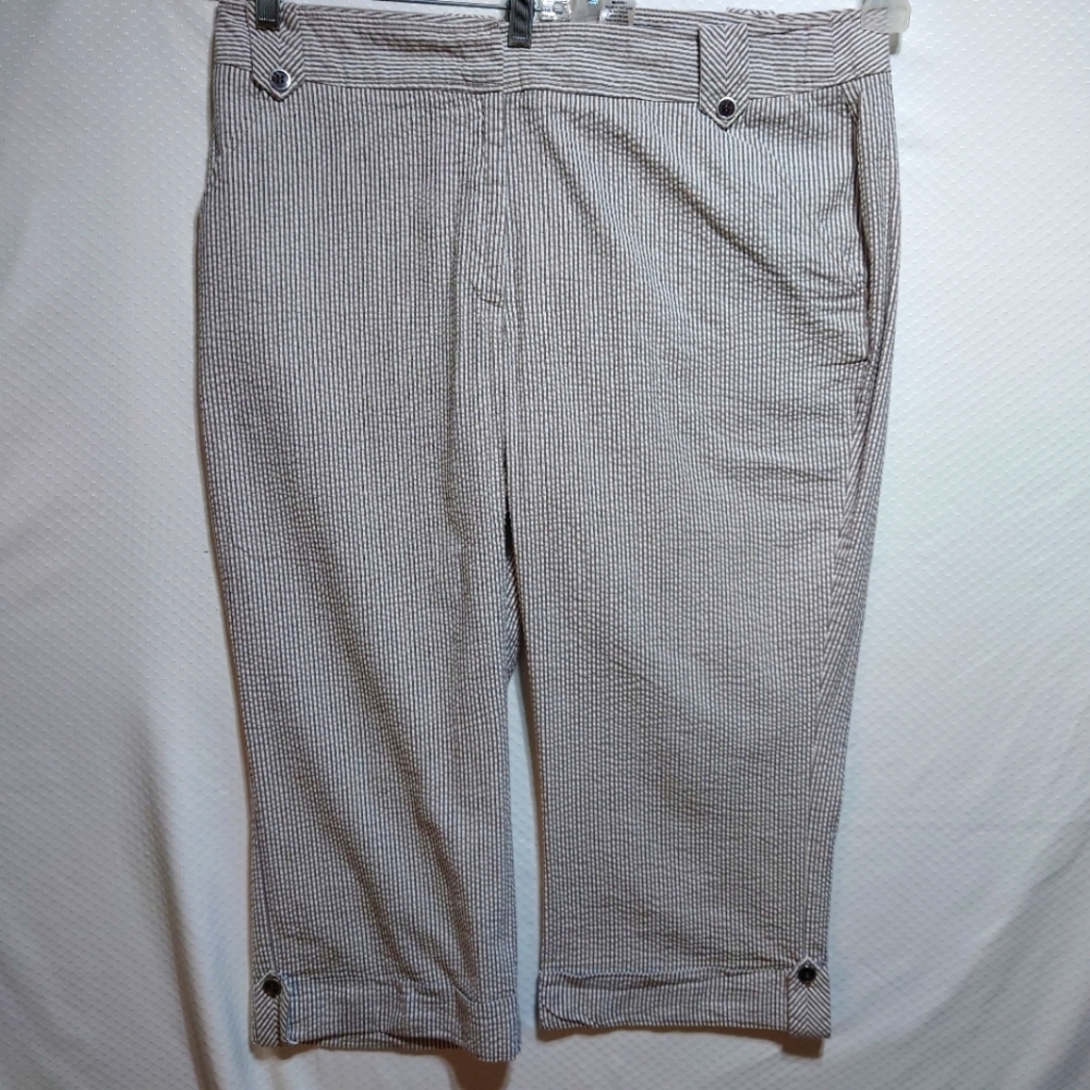 Line a Donna capris, pinstripe, pants. Size 16W. Waist 20 in. Length 32 in.